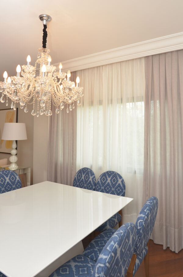 Les rideaux voilages sont des rideaux en tissu léger et transparent, souvent en tissu comme la voile de coton , la soie ou le lin, qui laissent passer la lumière tout en offrant une certaine intimité dans une pièce.